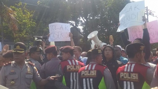 Siap Mati, Jemaat Gereja di Surabaya Hadang Eksekusi dari Pengadilan