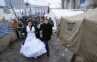 Pasangan Ini Lakukan Pesta Pernikahan Di Tengah Konflik