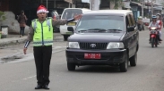 Di Gunung Sitoli, Polisi Lalu Lintas Kenakan Topi Santa