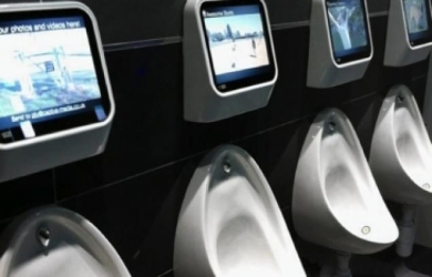 Toilet Pria ini Pakai Sistim Video Game di Inggris