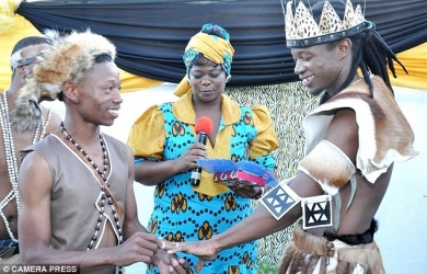 Pasangan ini Langsungkan Pernikahan Gay Secara Tradisional Pertama Di Afrika