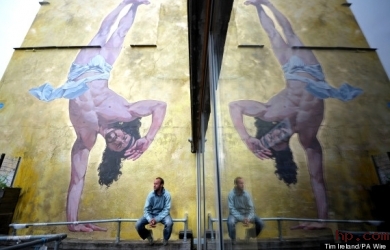 Lukisan yang Gambarkan Yesus Sedang Menari Breakdance Diluncurkan di Inggris