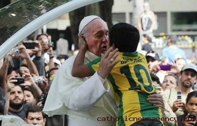 Paus Francis Menangis Saat Bertemu Anak ini