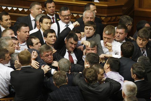 Adu Jotos Warnai Ruang Sidang Parlemen di Ukraina