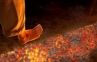 Dua Pria Dipaksa Berjalan di Atas Bara Api Karena Ngobrol di Gereja