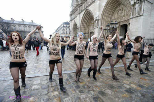 Kaum Feminis di Paris Rayakan Mundurnya Paus Tanpa Berbusana