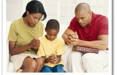 Membangun Mezbah Rohani dalam Keluarga