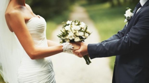 10 Ayat Alkitab yang Bantu Semakin Eratkan Hubungan Suami Istri