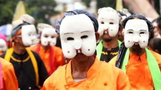 Keren! Lestarikan Budaya, Pasangan Ini Gelar Tradisi Begalan Dihalaman Gereja