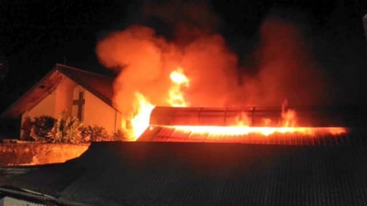 Sedih Deh, Gereja Ini Terpaksa Rayakan Natal Di Halaman Gereja Karena Gerejanya Terbakar