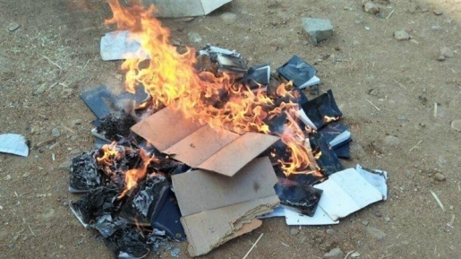 Ngeri banget, Puluhan Alkitab Dibakar Di India Ini. Motifnya Apa ya?
