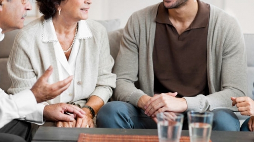 Merasa Sudah Mandiri, Perlu Nggak Sih Bicarakan Keuangan Dengan Orang Tua?