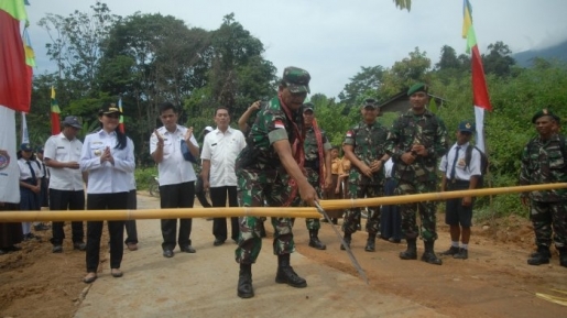 Masih Berlangsung, TNI Plesiran Perbaiki Gereja Untuk Membangun Desa Di Pelosok