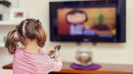 Acara TV Mempengaruhi Pertumbuhan Anak? Siasati Hobi Nonton Mereka Dengan Cara Ini!