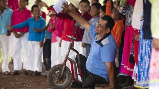 Inspiratif!Pastor Berkebutuhan Khusus Kenalkan Satu Desa Pada Yesus Lewat Proyek Natal Ini