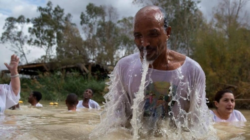 20.000 Orang Berduyun-duyun ke Sungai Yordan untuk Dibaptis di Tempat yang Sama Seperti Yesus