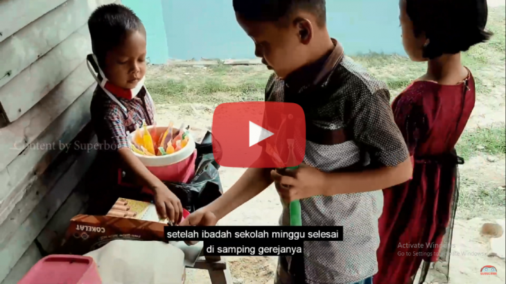 Anak Usia 6 Tahun Ini Rela Berjualan Demi Bisa Berikan Sepatu Untuk Sahabatnya