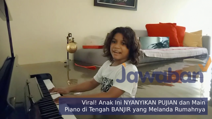 Nyanyikan Pujian Sambil Main Piano di Rumah yang Banjir, Anak Pendeta Ini Jadi Viral