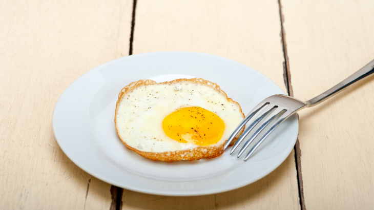 Telur Setengah Matang Memang Enak, Tapi Kamu Tahu Gak Bahaya yang Mengintai?