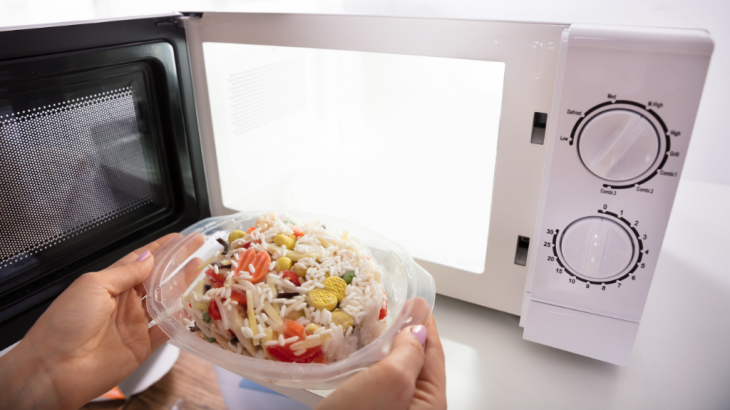 Pakai Microwave Memang Praktis, Tapi Kamu Harus Berhati-hati Dengan 7 Hal Ini
