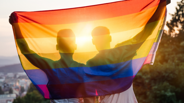 Kaum Gay Lakukan Ciuman Massal untuk Protes Uskup