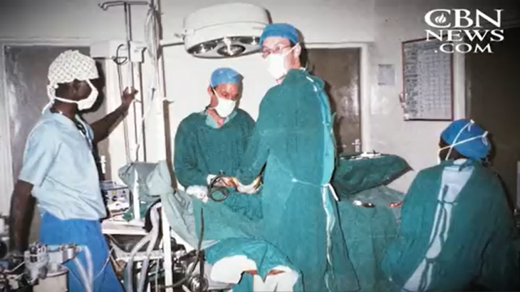 Dokter Misionaris Amerika Menyembuhkan Orang Sakit & Melatih Profesional Medis di Kenya
