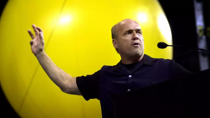 Lebih Dari 8.000 Orang Melakukan Pengakuan Iman di KKR SoCal Harvest, Pastor Greg Laurie