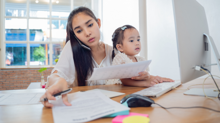 Cerai Dengan Suami, Perlukah Seorang Ibu Tunggal Bekerja Sekaligus Mengurus Anaknya?