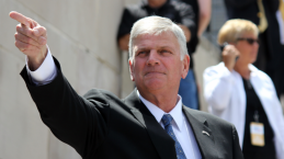 5.000 Pengakuan Iman Terjadi Selama Tur Franklin Graham 'God Loves You'