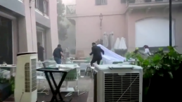 Lagi Asyik Pemotretan, Pengantin Ini Bersyukur Selamat Dari Hantaman Ledakan Gas Beirut