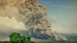 Erupsi Gunung Semeru, Naik Level dari ‘Siaga’ Jadi ‘Awas’, Ribuan Warga Mengungsi