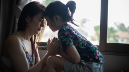 3 Alasan Mengapa Orang Tua Kristen Harus Berdoa untuk Anak-Anak Kita