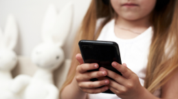 Berapa Lama Screen Time Ideal Anak? Durasi Aman Menggunakan Ponsel Agar Tak Sakit Mata