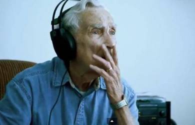 Pria 96 Tahun Tak Bisa Nyanyi Tapi Menang Kontes Cipta Lagu