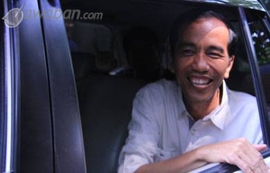 Jokowi Cicipi Bus Transjakarta Baru