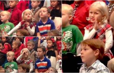 Anak Ini Nyanyikan Lagu Natal dengan Gerakan Untuk Orangtuanya