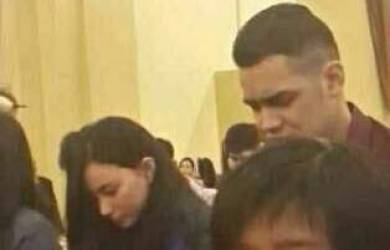 Foto Beribadah di Gereja, Asmirandah : Agama Hak Aku