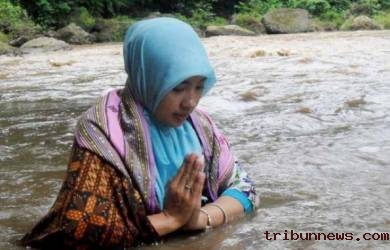 Demi Lolos, Caleg Gelar Doa Dan Mandi di Sungai Ngawi