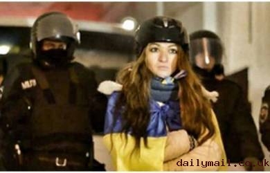 Polisi Jatuh Cinta Pada Demonstran Ini di Ukraina