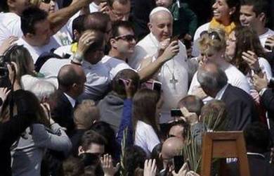 Paus Turun dari Popemobile dan Lakukan Selfie di St.Peter