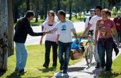 Sampaikan Terima Kasih, Aku Jalan Kaki Untuk Australia