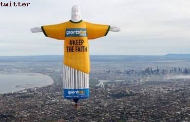 Iklan Judi Bola Memakai Patung Yesus Berkaos Olahraga