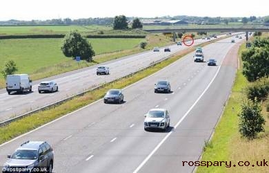 Terlempar Dari Mobil Di Jalan Tol, Anak Ini Selamat