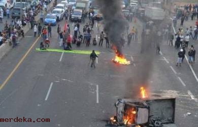 Warga Marah, Tol Jakarta-Cikampek Macet Total