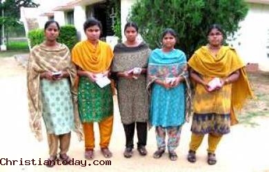 Lima Perempuan India Dipukuli Saat Mengabarkan Injil