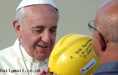 Paus Francis Kenakan Helm Pelindung Kepala di Italia
