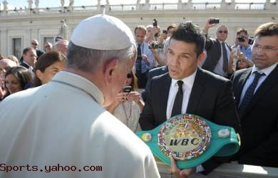 Jawara Tinju Dunia Serahkan Sabuk WBCnya Kepada Paus Fransiskus