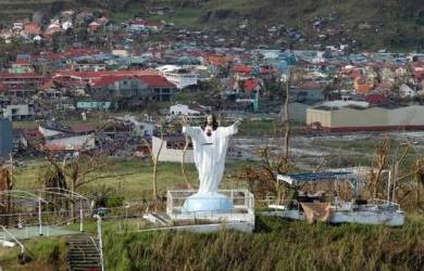 Ajaib! Patung Yesus Tetap Utuh Ditengah Terpaan Topan Haiyon