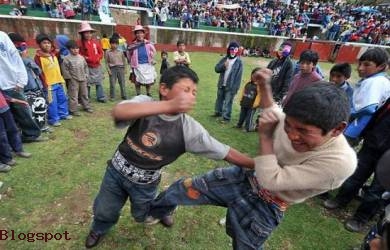 Takanuy, Festival Natal 'Berkelahi' di Peru