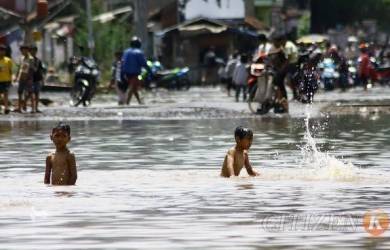 Beragam Aksi Politisi Saat Banjir Menerpa Jakarta